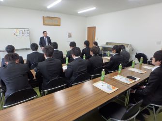 当社会議室して事業説明