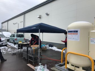 駐車場を利用しての調理作業風景その１