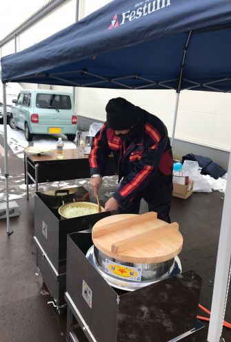駐車場を利用しての調理作業風景その２